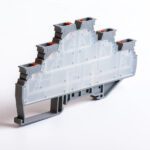 OPK 4-3C; Клеммник 3-х ярусный пружинный быстрозажимной (Push in), 4 мм.кв. (серый)